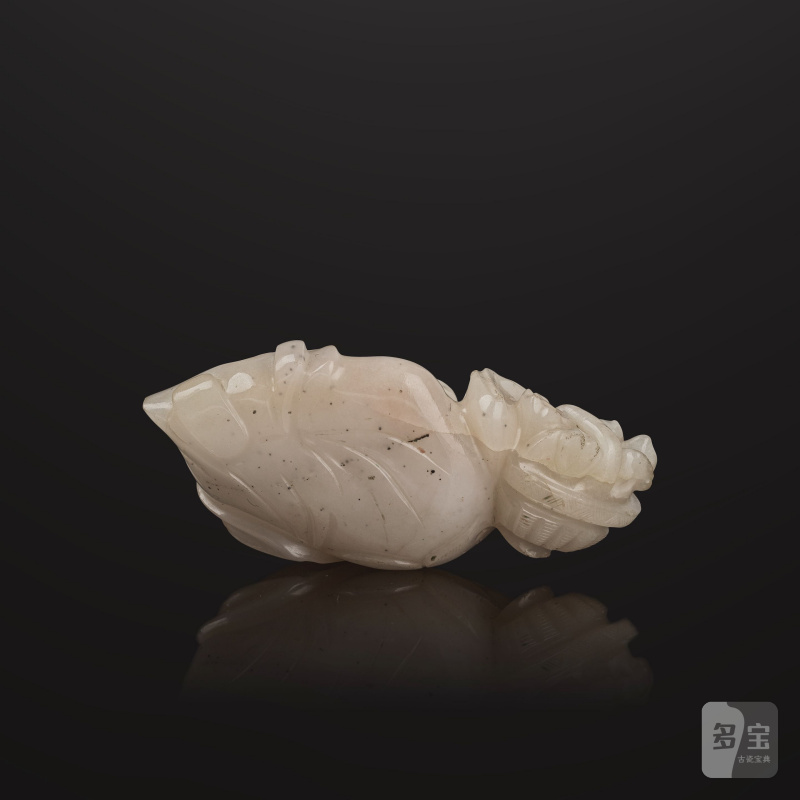 清 十八/十九世紀 白玉髓雕人物坐像 | PETITE STATUETTE D'UN LETTRÉ ASSIS EN AGATE CORNALINE BLANCHE SCULPTÉE - 图2